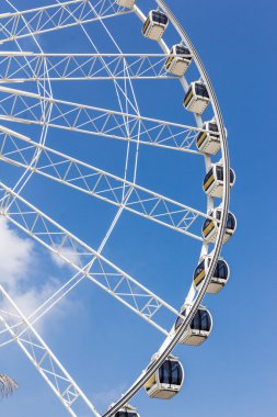 Mavi gökyüzüne karşı dönme dolap