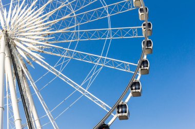 Mavi gökyüzüne karşı dönme dolap