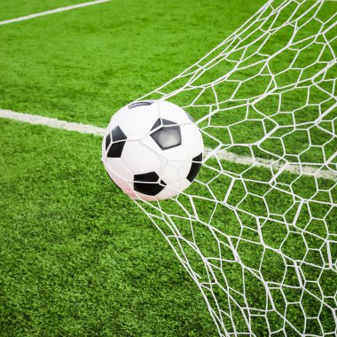 Futbol topu gol ağında.