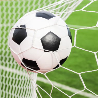 Futbol topu kale ağında.