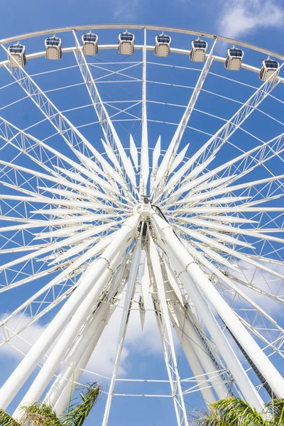 Ferris roue contre ciel bleu — Photo