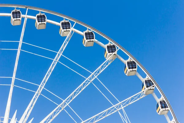 Феррі колесо проти блакитного неба — стокове фото