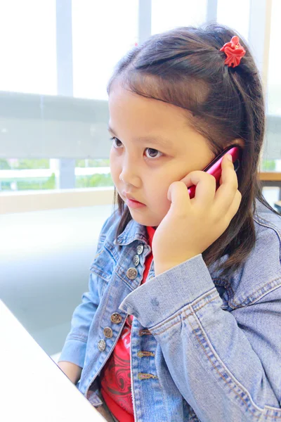 Дівчина Азії за допомогою мобільного телефону — стокове фото