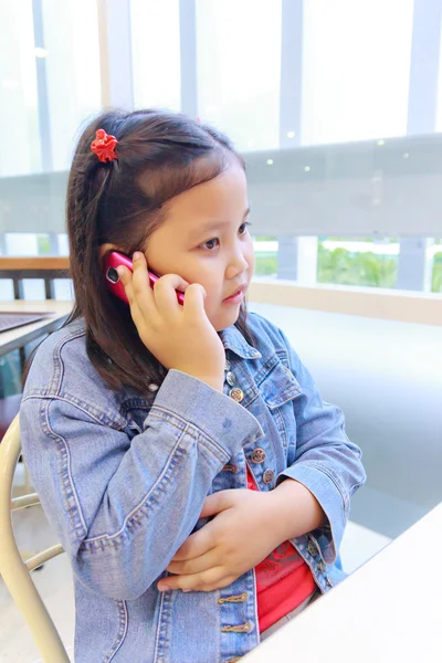Ásia menina usando telefone móvel — Fotografia de Stock