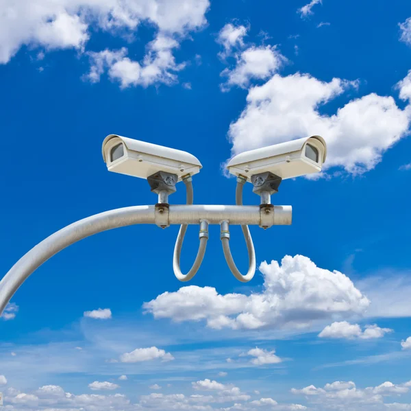 Caméras de surveillance contre le ciel bleu — Photo