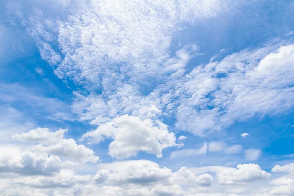 Blue sky with clouds, natural sky for background — стоковое фото