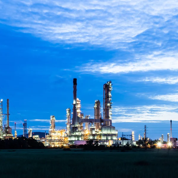 Planta de refinería de petróleo al atardecer — Foto de Stock