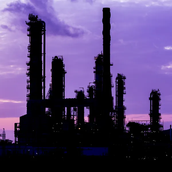 Σιλουέτα του εργοστασίου διυλιστήριο πετρελαίου στο λυκόφως πρωί — Φωτογραφία Αρχείου