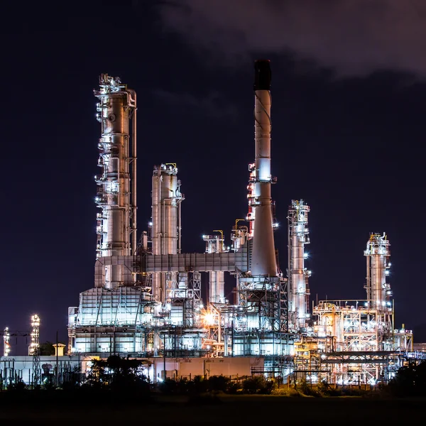 Olieraffinaderij 's nachts — Stockfoto