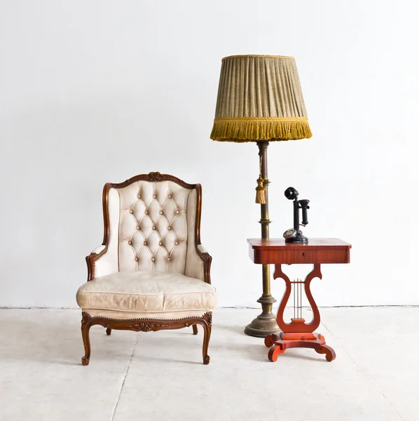 Fauteuil vintage de luxe en chambre blanche — Photo