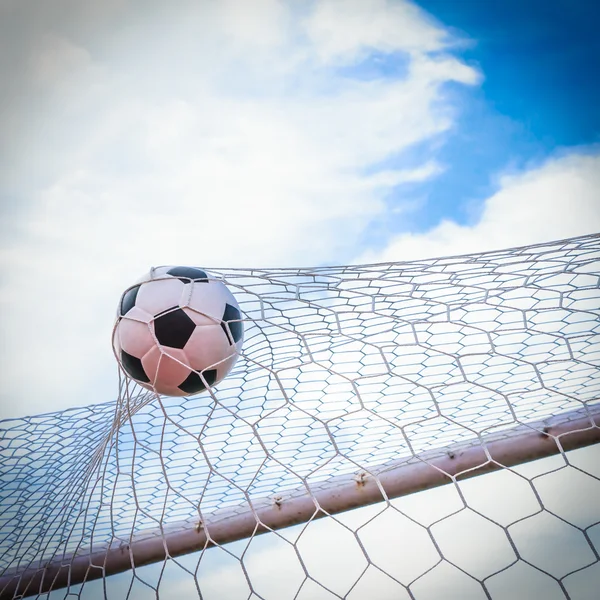 Voetbal in doel netto — Stockfoto