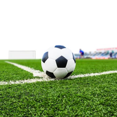 Yeşil sahada futbol topu