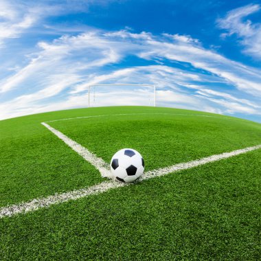 Yeşil sahada futbol topu