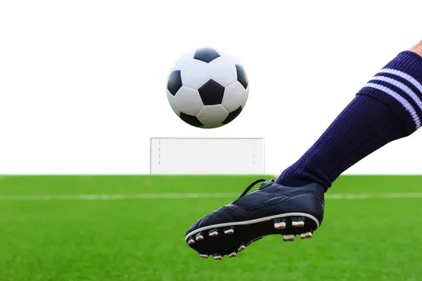 Fuß kickt Fußball — Stockfoto