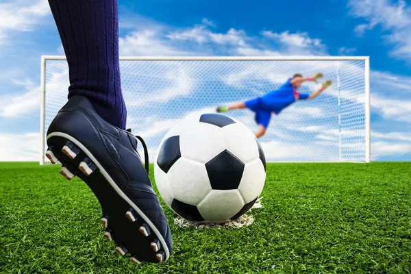 Fuß schießt Fußball ins Tor — Stockfoto