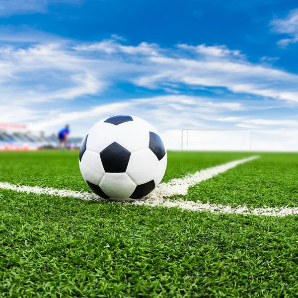 Soccer ball on green grass field — Stock Photo, Image