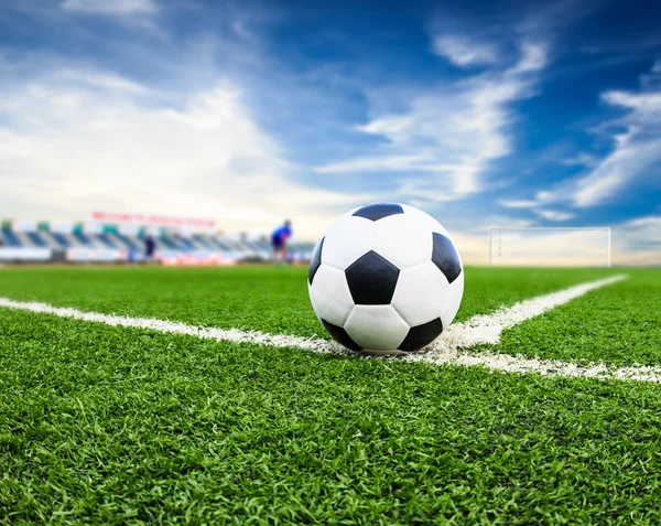 Pelota de fútbol en el campo verde — Foto de Stock