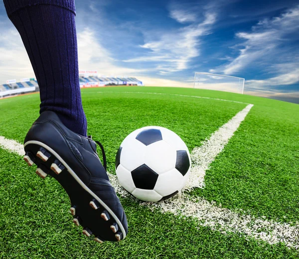 Pie patadas pelota de fútbol — Foto de Stock