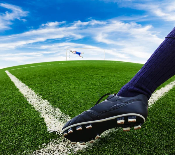 Pie patadas pelota de fútbol — Foto de Stock