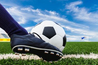 Futbol topu tekmeleme ayak