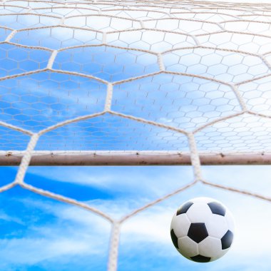 Futbol topu gol ağında.