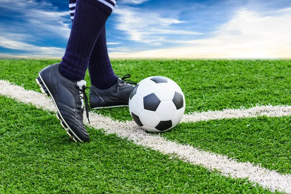 Ногами пинающий футбольный мяч — стоковое фото