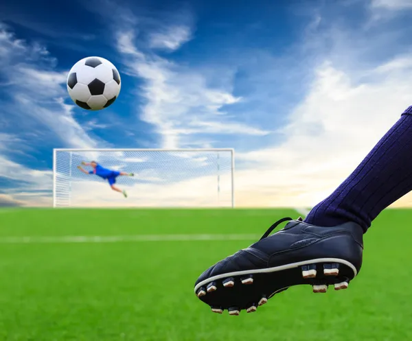 Pé chutando bola de futebol — Fotografia de Stock