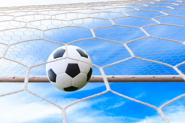 Bola en la red de gol —  Fotos de Stock
