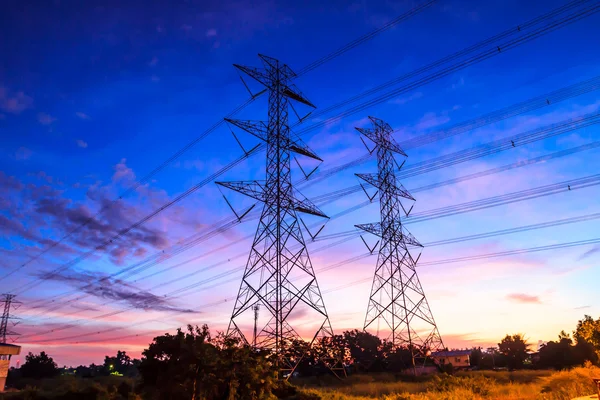 Energia elétrica de alta tensão — Fotografia de Stock