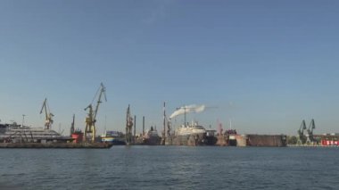 Nehirden liman manzarası