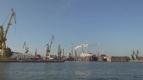 Widok na port z rzeki — Wideo stockowe