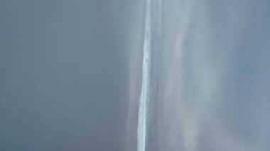 Uçak uçuşu. Uçak penceresinden gelen bulutlar. Dikey