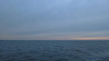 Göl üzerindeki minimalist günbatımı manzarası