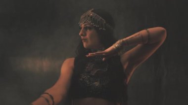 Işıkta ve gölgede dans eden şehvetli kadın