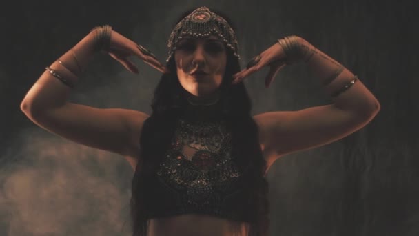 Чуттєва жінка танцює у світлі та тіні — стокове відео