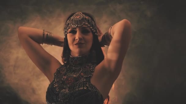 Чуттєва жінка танцює в світлі і диму — стокове відео