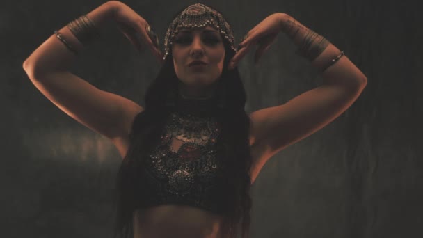 Işıkta ve gölgede dans eden şehvetli kadın — Stok video