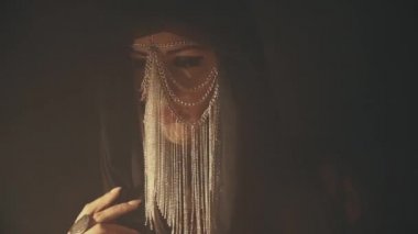 Kadın sisli siyah arka planda yanıp sönüyor.