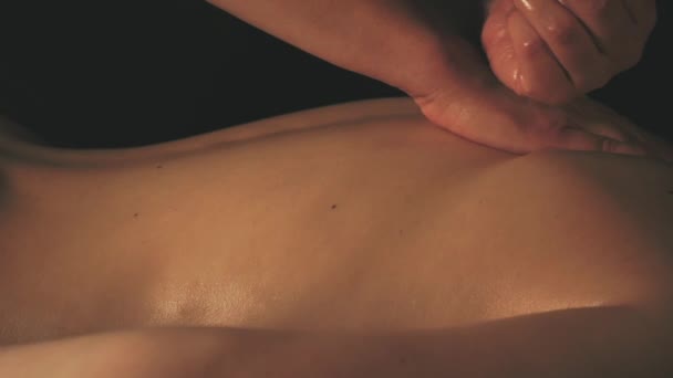 Молода жінка отримує масаж тіла з маслом — стокове відео