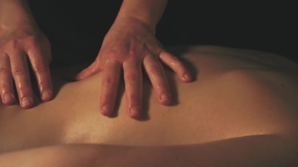 Mujer joven recibiendo masaje corporal con aceite — Vídeo de stock