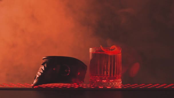 Sensuell cocktail med krage i røyk – stockvideo
