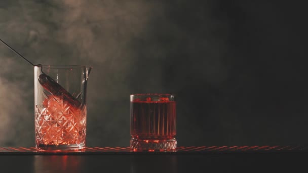 Negroni cocktail op de bar in rook — Stockvideo