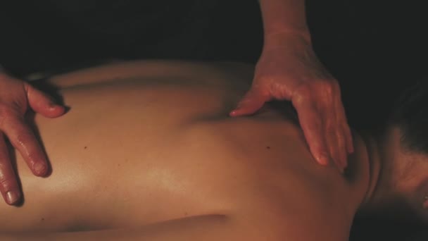 Mulher jovem recebendo massagem corporal com óleo — Vídeo de Stock