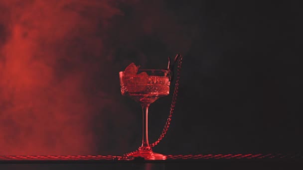 Sensuell cocktail i røyk og rødt lys – stockvideo