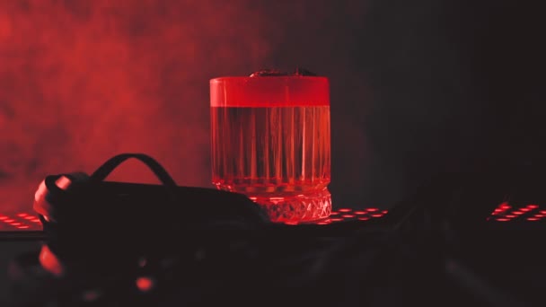 Zmysłowy koktajl z dymu w czerwonym świetle — Wideo stockowe