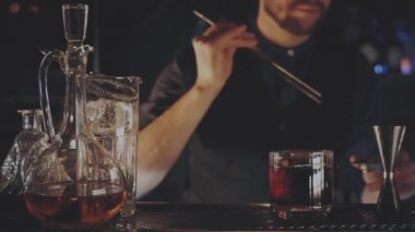 Barmen barda bir kokteyl hazırlıyor.