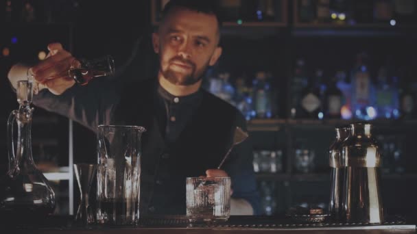 Barmen barda bir kokteyl hazırlıyor. — Stok video