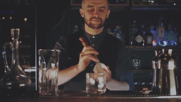 Barman bereidt een cocktail aan de bar — Stockvideo