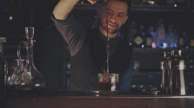 Barmen bir kokteyl barda yapma