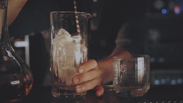 Barman připravuje koktejl v baru — Stock video